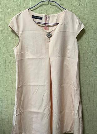 Ніжно-персикова / пудрова сукня а-силуету ferventa з брошкою (розмір 42 / xl / l)