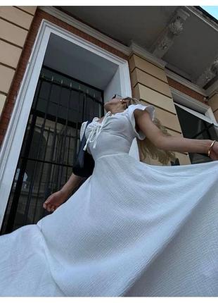 Муслінова подовжена сукня з коротким рукавом.