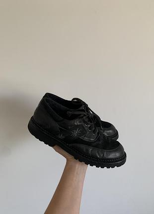 Вінтажні туфлі / черевики з вишивкою та поні хутром на підошві vibram