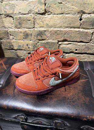 Nike dunk low sb mystic red