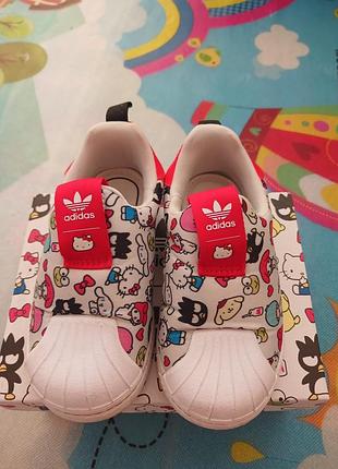 Детские кроссовки adidas superstar 360 originals hq4092 с принтом и красными язычками с логотипом hello kitty 24