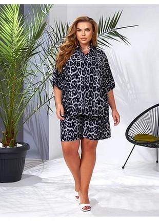 Легкий та стильний прогулянковий костюм з шортами та сорочкою.