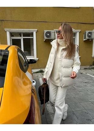 Жилетка жіноча. синтепон 200. внизу на фіксаторах.