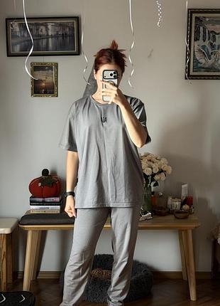 Сірий спорт костюм