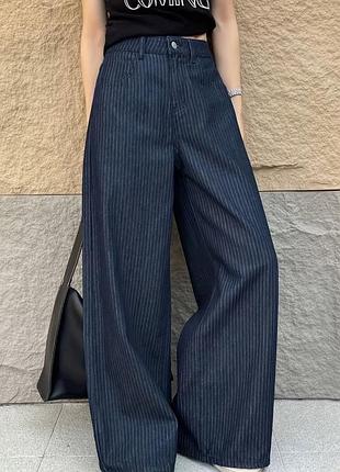 Женские джинсы широкого кроя (wide-leg) в тонкую вертикальную полоску