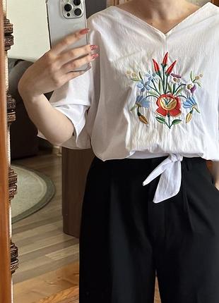 Блуза з вишивкою