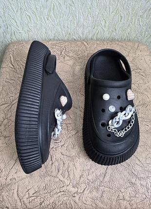 Кроксы с джибитсами. черные кроксы на невысокой платформе. шлепанцы.