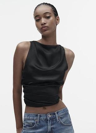 Чорний атласний топ без рукавів від zara з драпуванням спереду та збірками на талії