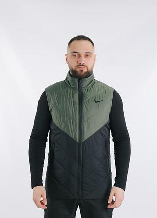Стильная утепленная демисезонная мужская жилетка хаки nike найк без капюшона с карманами на молнии молодежная безрукавка
