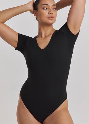 Футболка з v-подібним вирізом боді magisculpt bodysuit