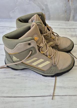 Черевики adidas
для хлопчика.
стан ідеальний.
розмір 35.5