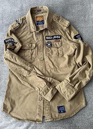 Чоловіча сорочка в стилі мілітарі від відомого бренду superdry, виконана в класичному пісочному кольорі.