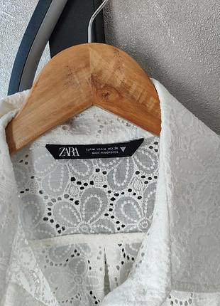 Рубашка zara в цветок в дырочку м 4