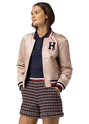 Изображен атласный бомбер  от tommy hilfiger с фирменным патчем в виде буквы «h» на груди