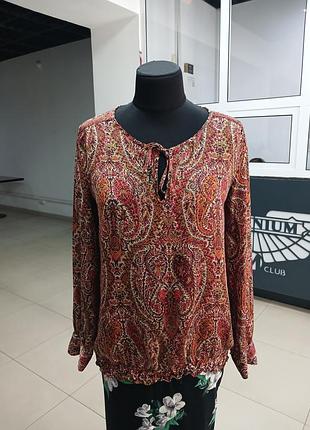 Жіноча блузка у бохо-стилі з довгими рукавами, прикрашена класичним орнаментом пейслі