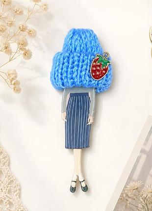 🧥🧢 креативна акрилова брошка «стильна дівчина в синій в'язаній шапці з полуничкою» 💎