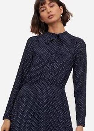 H&m в наявності красива сукня темно синього кольору у горох