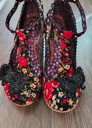 Винтажные туфли на каблуке модели bloxy от бренда irregular choice, выполненные в ярком лоскутном стиле с цветочным принтом и горошком.