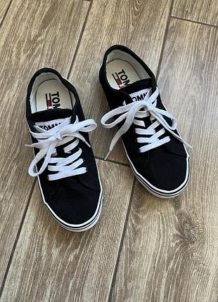 Кеді чорні в чудовому стані tommy jeans hilfiger