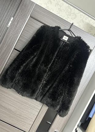 Коротка чорна шубка