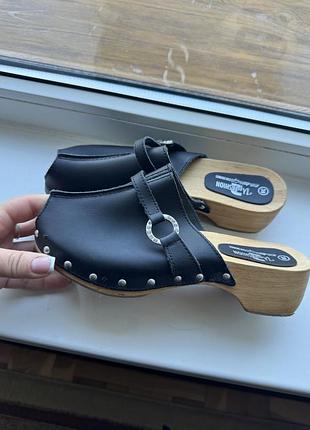 Шкіряні клоґи (сабо) на дерев'яній підошві від бренду up2fashion.