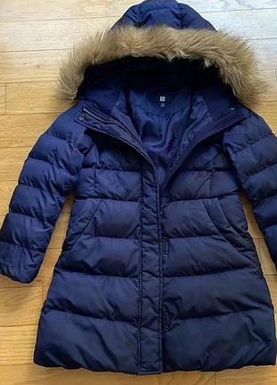 Зимнее пальто-пуховик от бренда uniqlo в глубоком синем (navy blue) цвете для девочки