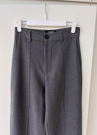 Сірі брюки pull&bear з защипами розмір s 5