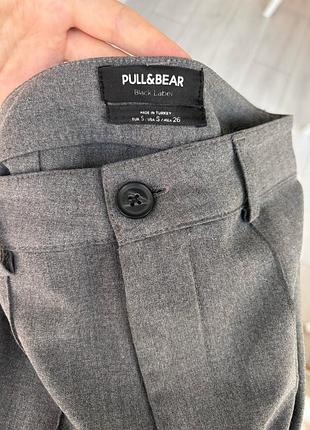 Сірі брюки pull&bear з защипами розмір s 6