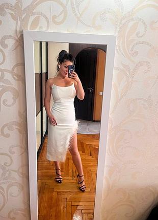 Бандажное платье люк с перьями