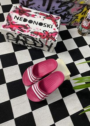 Малиново-рожевих шльопанців adidas duramo slide / adilette