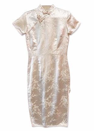 Silk fashion сатинова сукня чонсам молочного кольору з квітковим візерунком китайский стиль