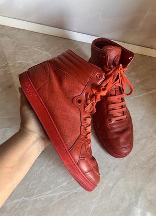 Червоні кросівки gucci