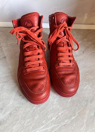 Червоні кросівки gucci 2