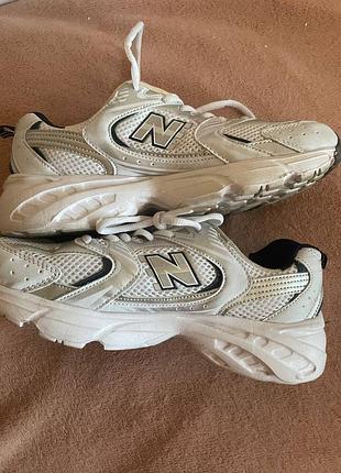 Білі кросівки new balance