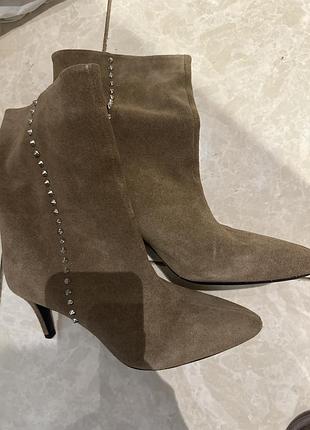 Трендові замшеві ботильйони zara з заклепками (натуральна замша) 2