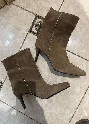 Трендові замшеві ботильйони zara з заклепками (натуральна замша) 4