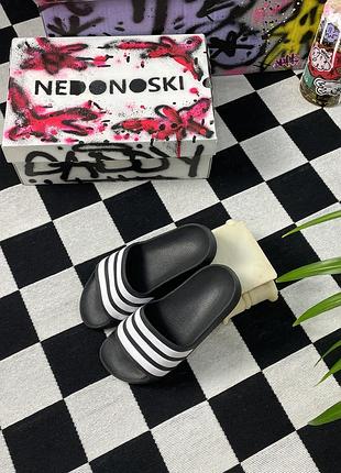 Подростковые/женские шлепанцы adidas adilette aqua в классическом черном цвете с белыми полосками