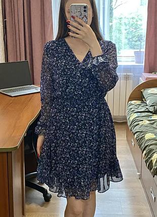 Темно-синя сукня з квітковим принтом v-подібний виріз