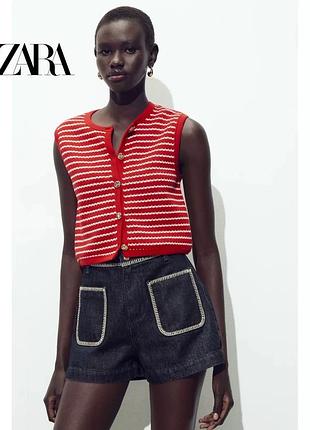 Вʼязаний червоно-білий жилет zara з золотими ґудзиками