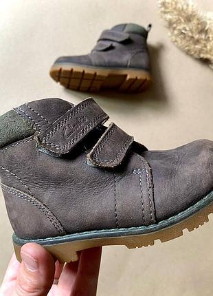 Черевики демісезонні дитячі для хлопчика clarks heath strap розмір 20,5 устілка 12 см. | шкіряні коричневі на липучки