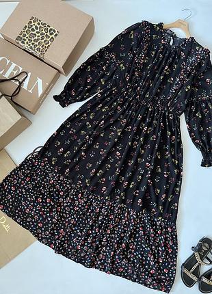 Сукня з воланами по низу та рукавами на резинці від marks & spencer. [1] (https://www.marksandspencer.in/floral-ruffle-midi-dress/p/p60556578.html