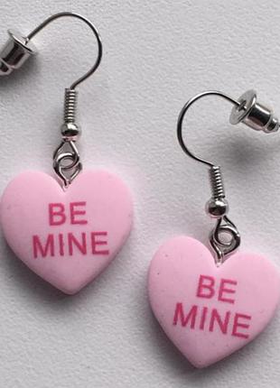 Сережки-сердечка рожеві з написаом be mine милі сережки сердечка