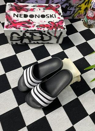 Подростковые/женские шлепанцы adidas adilette aqua в классическом черном цвете с белыми полосками