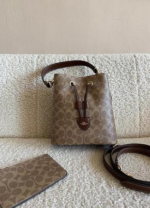 Сумка coach rowan bucket bag in signature canvas