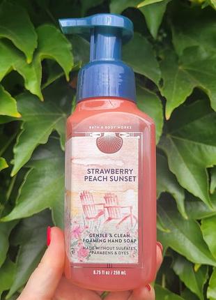 Ніжне пінне мило strawberry peach sunset  від bath&body works