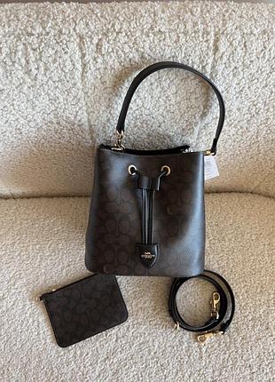 Сумка coach rowan bucket bag in signature canvas коричнева
