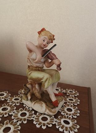 Винтаж/ коллекционная фигурки из фарфора ( бисквит)/ фигурка девочки скрипалки