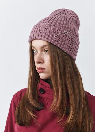 Трендова в’язана шапка рванка з рваним декором та булавкою joy knit ліловий