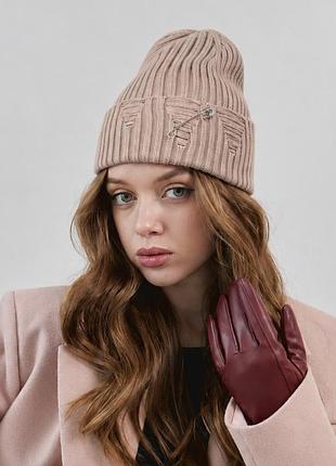 Трендова в’язана шапка рванка з рваним декором та булавкою joy knit світло-бежева