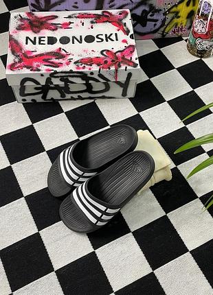 Классические шлепанцы adidas adilette shower slides к4 для бассейна, душа, отдыха на пляже.
